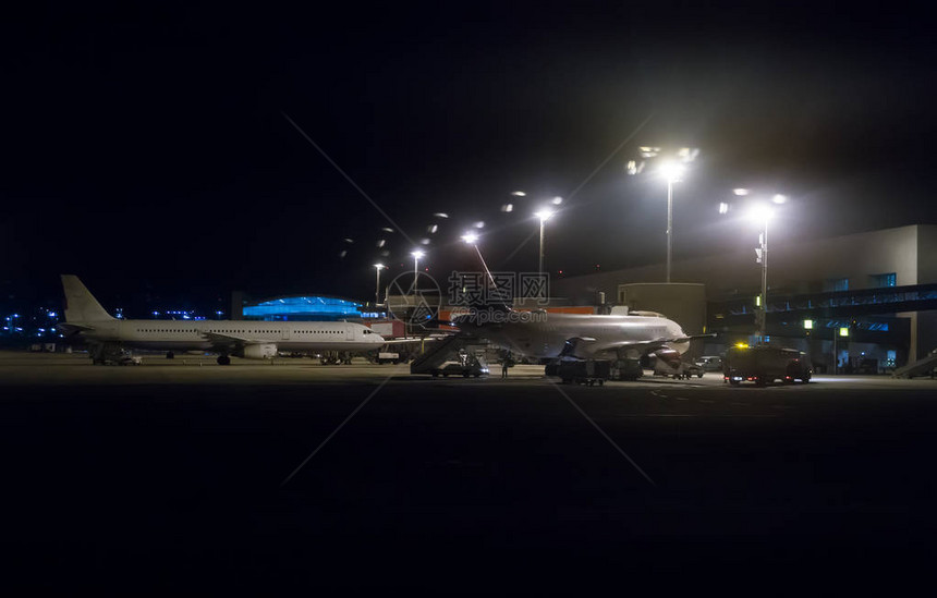 夜间机场库附近的客机图片