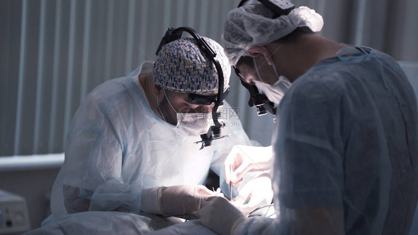 外科医生在麻醉下进行手术行动两名专业外科医生正在努力去除或治疗疾病图片