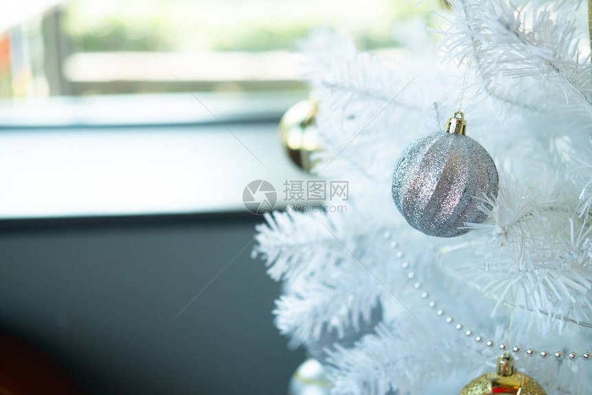 在圣诞树上装饰的银色球圣诞节庆典纪念图片