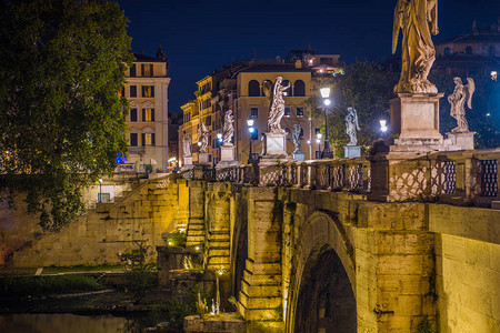 古罗马石桥有天使雕像河和历史建筑图片