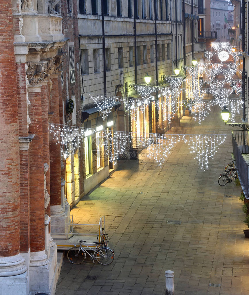 维琴扎市的圣诞节灯光和非常图片
