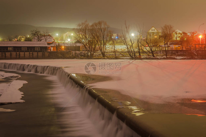 一条冬天山河的风景图片