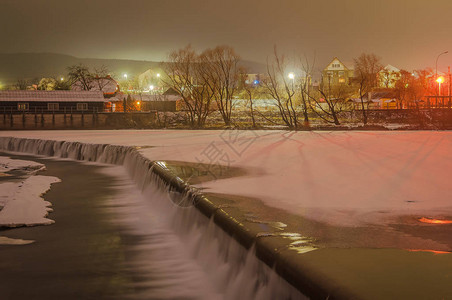 一条冬天山河的风景图片