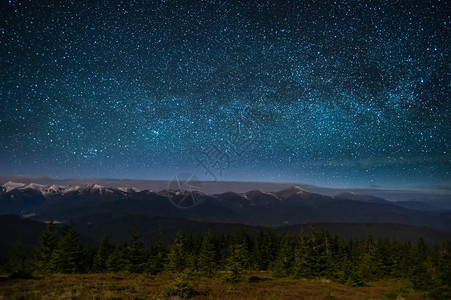 喀尔巴阡山脉雾山上的星空全景图片