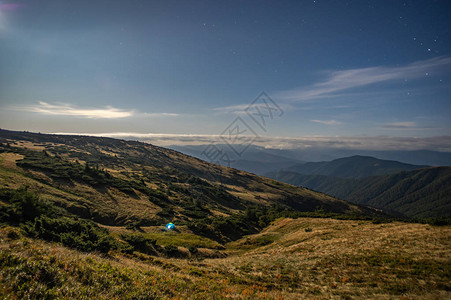 喀尔巴阡山脉雾山上的全景图片