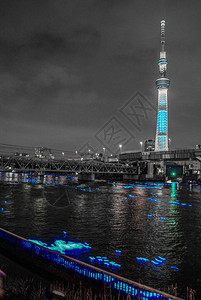 东京天空树和穿过苏米达河的光线图片