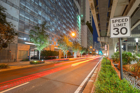 迈阿密市下夜照片在地铁下有红图片