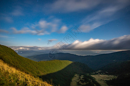 喀尔巴阡山脉雾山上的星空全景图片