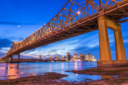 美国在黄昏时分在密西比河上的高清图片