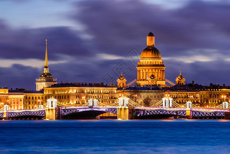 用灯光装饰的城市夜景查看主要景点宫桥和圣以撒大教堂俄罗图片
