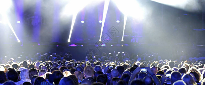 许多人在现场音乐会上在舞台上用蓝色高清图片