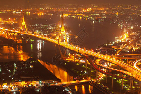 普密蓬悬索桥和高速公路在湄南河上交汇处的鸟瞰图图片