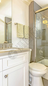 Panorama框架浴缸和在家中浴室内用玻璃门和窗户淋浴图片