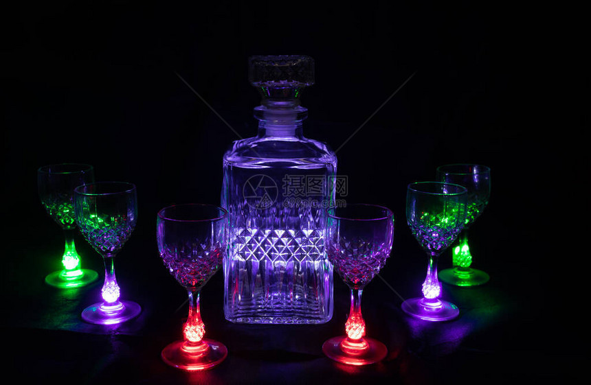 空酒瓶装有6个玻璃杯用不同彩色灯光和图片