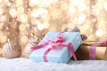 圣诞礼物和雪上装饰遮图片