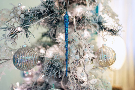 美丽的圣诞树枝和装饰品图片