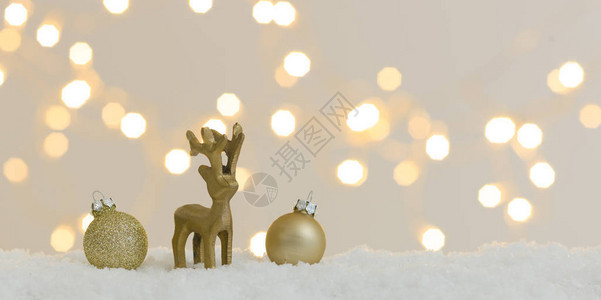 白雪上收集黄金圣诞物品背景有闪亮的灯光图片