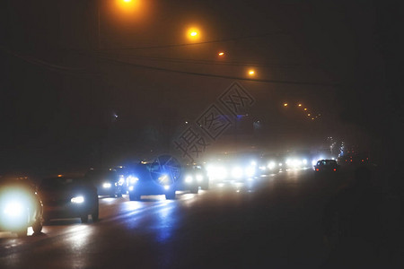 夜晚在一条大雾漫的公路图片