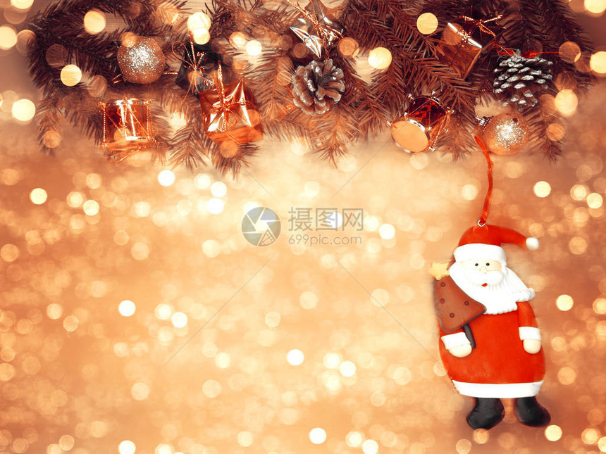 圣誕塔装饰有花兰灯光雪花和fir树图片