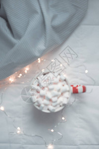 新年或圣诞节公寓的顶视图是热可咖啡巧克力和棉花糖杯圣诞假期庆祝活动图片