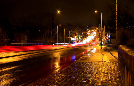 在城里的大道上驾着汽车灯图片