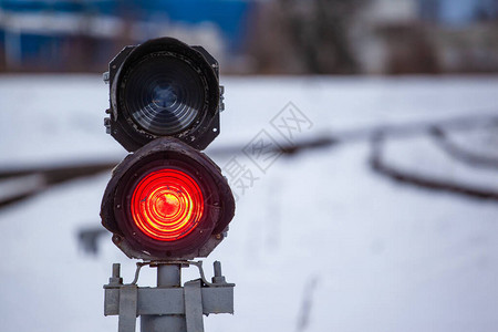 带红灯的铁路信号灯背景图片