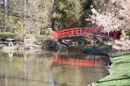 倒映在湖中的红色拱桥图片