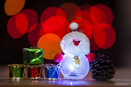 圣诞灯背景的节日雪人图片