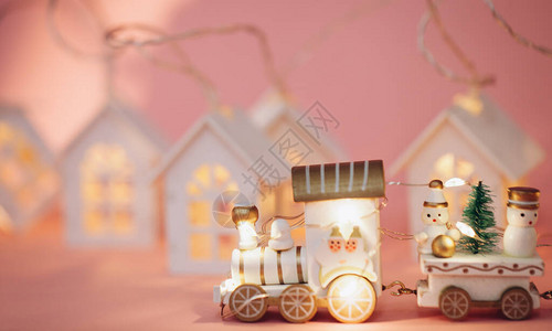 新年小玩具微型白色火车的假日魔术概念图片