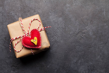 情人节礼物盒在石本背景上图片