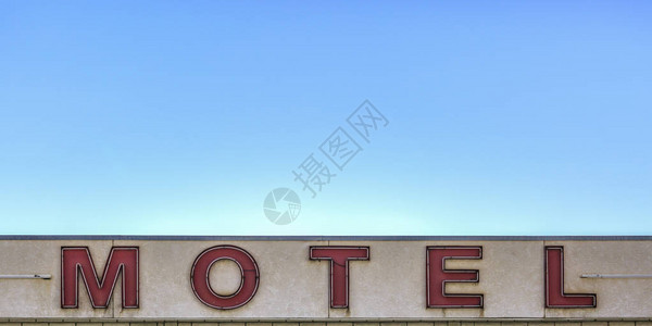 蓝天下的红色汽车旅馆标志图片