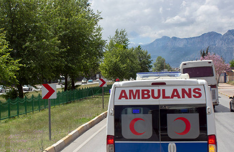 救护车的后视图山路上的交通堵塞图片