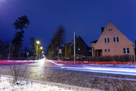 夜间城市的一条小街道长距离时有图片