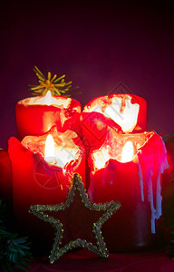 圣诞装饰和四支红色出现蜡烛背景图片