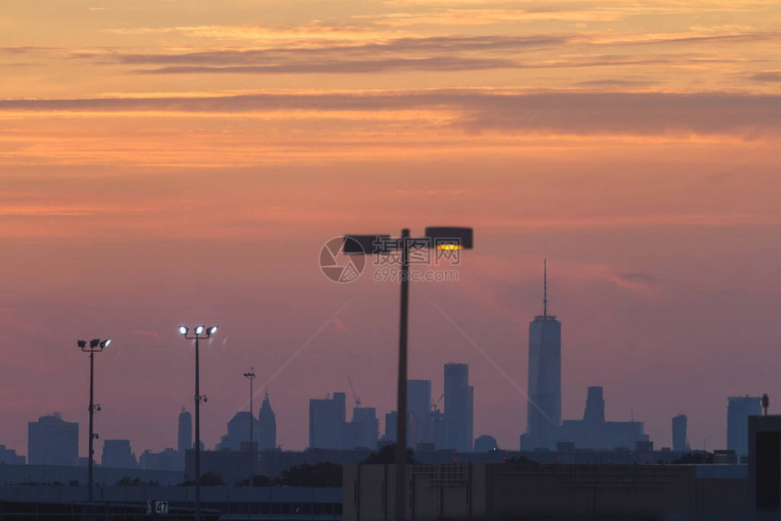 从FFK机场内部的市政大楼日落视图图片