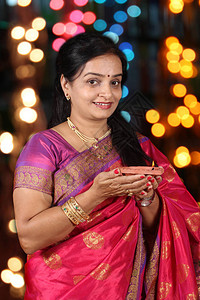 一位中年印度女在Diwali节举行盛会时图片