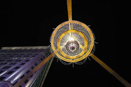 从下面观看的克利夫兰剧院枝形吊灯在晚上图片