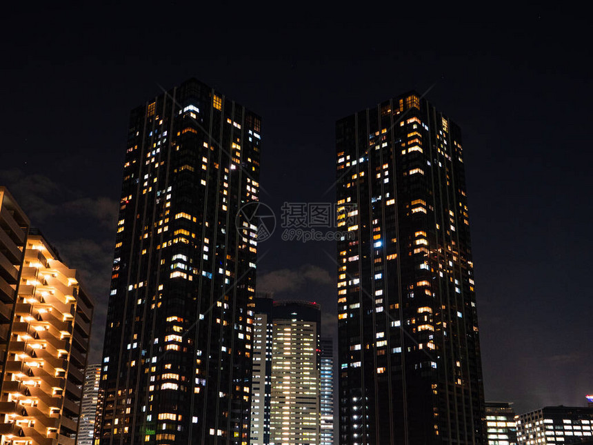 高楼公寓晚上在东京的天图片