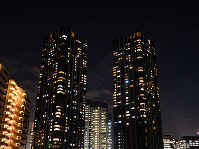 高楼公寓晚上在东京的天图片