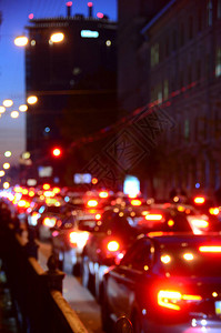 城市之夜繁忙街道的汽车图片