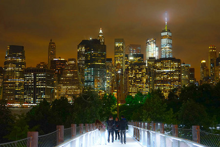 商业城夜景和纽约曼哈顿的人背景