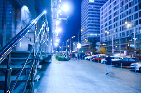 城市之夜繁忙街道的汽车图片