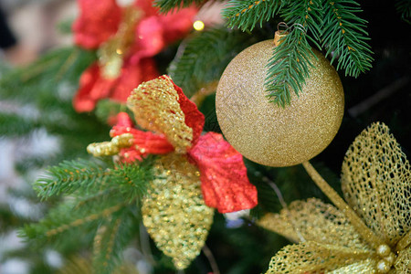 圣诞装饰品金气球枝特写图片