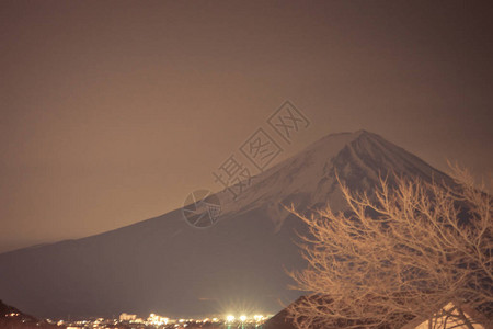富士山在川口湖夜图片
