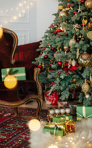 地板上漂亮的圣诞礼盒图片