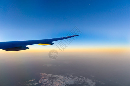 乘航空运输机翼在夜空对面图片