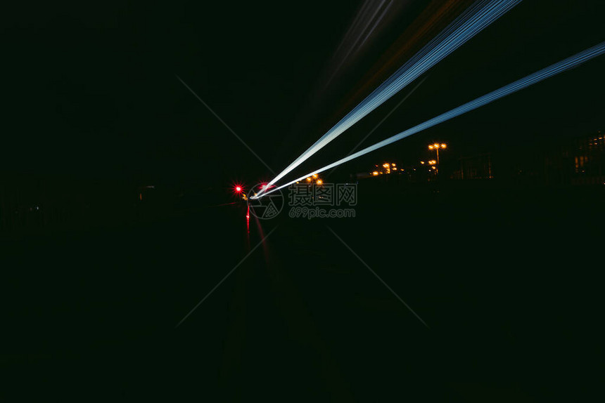 夜间在铁轨上的浅彩色列车路线交通旅行长图片