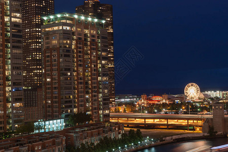 芝加哥建筑地上铁路城市道路和灯光从美国伊利诺伊州利诺伊州的发出光弹图片