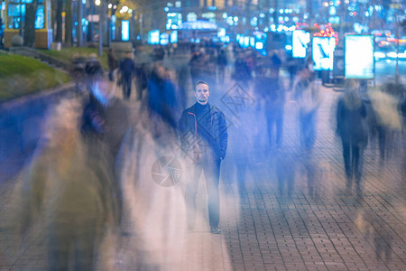 他在街上站着纷夜图片