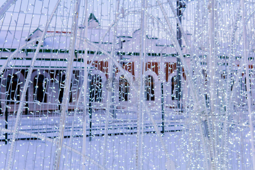 在冬季街道晚间关头的冬季街上装饰圣诞电灯图片